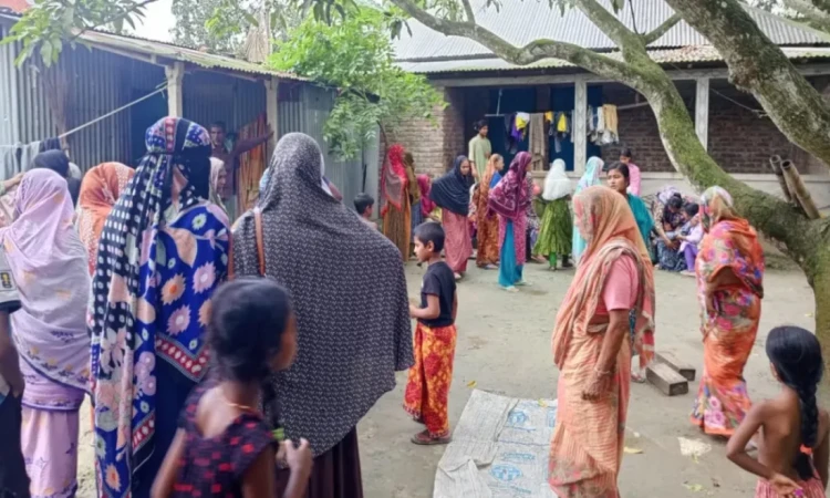 রাজবাড়ীতে  ফেসবুক স্ট্যাটাস ঘিরে সংঘর্ষ, প্রাণ গেল বাবার