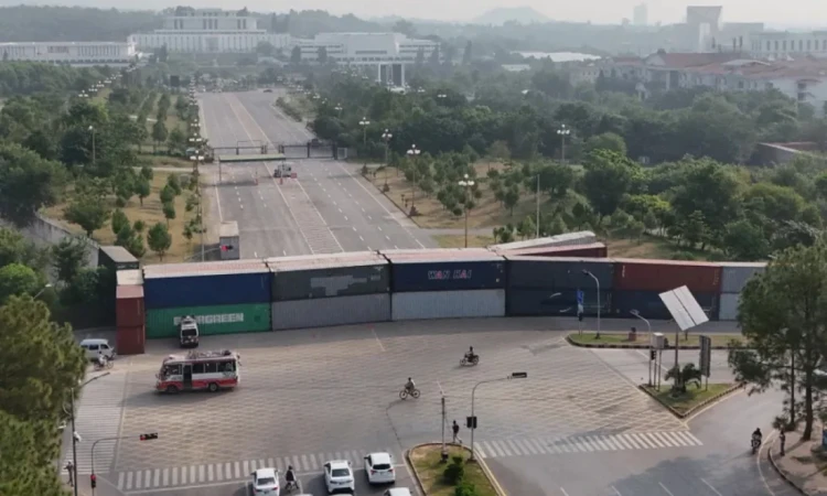 ইমরান সমর্থকদের মিছিল ঠেকাতে ইসলামাবাদ লকডাউন