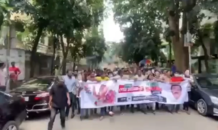 ধানমন্ডিতে আ.লীগের ঝটিকা মিছিল ও ককটেল হামলা: আটক ৪