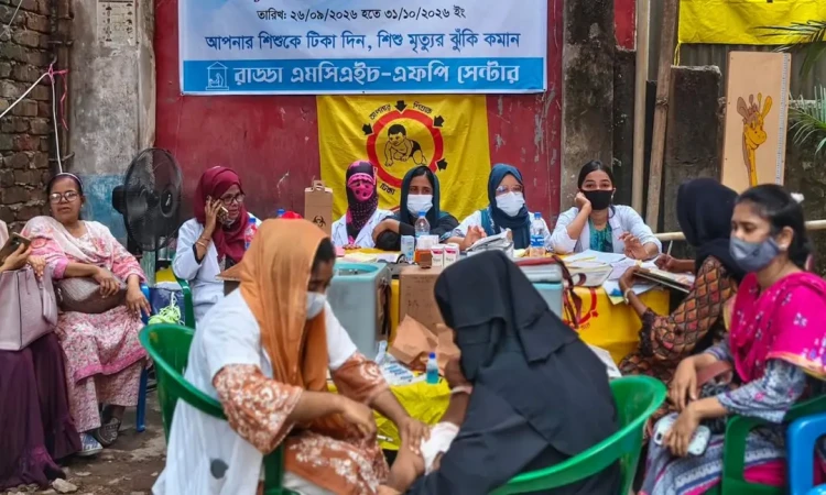 ধ্বংসস্তূপের বাইরে টেবিল পেতে চলছে শিশুদের টিকাদান কার্যক্রম