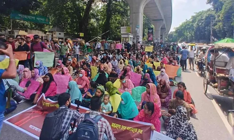 নিয়োগপত্রের দাবিতে শাহবাগে প্রাথমিকের চাকরিপ্রত্যাশীরা