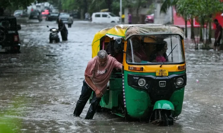ভারতের উত্তর প্রদেশে ভয়াবহ দুর্যোগ: বন্যায় ৫৬ জনের প্রাণহানি
