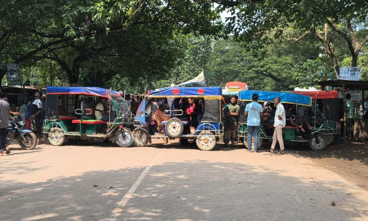 ইজিবাইক আটকানোর প্রতিবাদে সড়ক অবরোধ, ৫ ঘণ্টা পর স্বাভাবিক