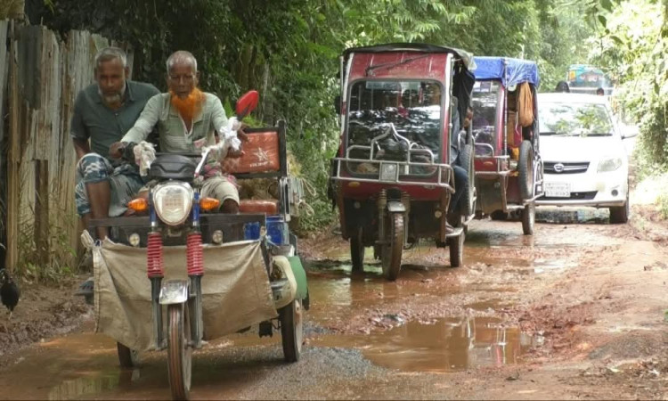 তাড়াশ পৌর শহরের রাস্তাঘাট যেন মরণ ফাঁদ