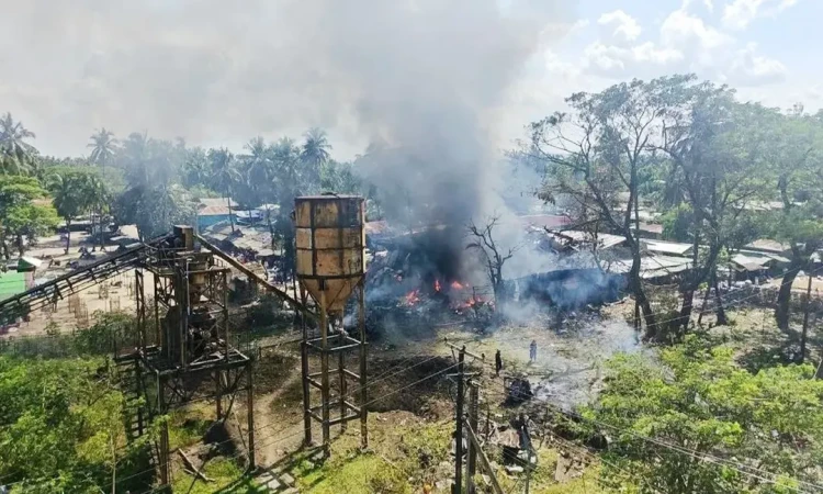 রাখাইনের বাজারে বিমান হামলা: প্রাণ গেল ৪৯ জনের, আহত ৫৮