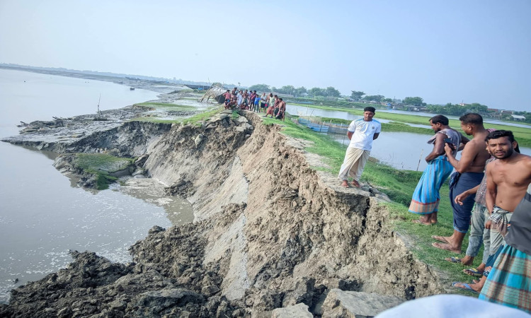 আশাশুনিতে বেড়িবাঁধের ৫০ মিটার ধস, আতঙ্কে এলাকাবাসী