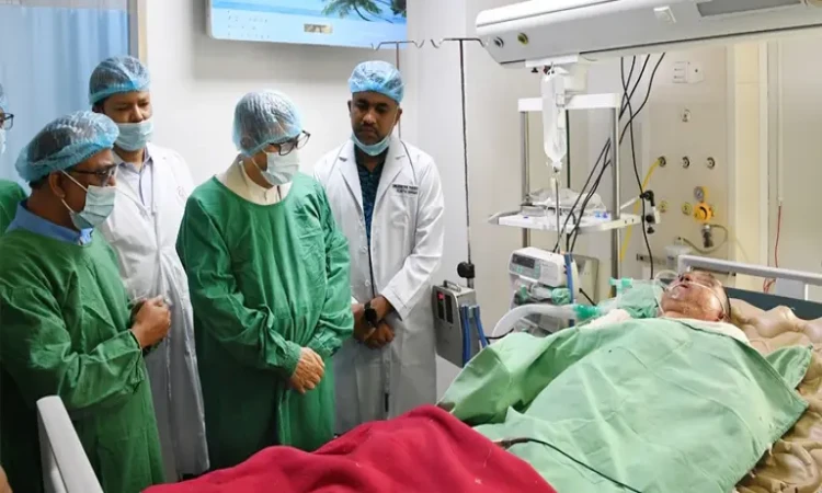 মিরসরাইয়ে দগ্ধ চীনা প্রকৌশলীকে দেখতে বার্ন ইনস্টিটিউটে স্বাস্থ্যমন্ত্রী