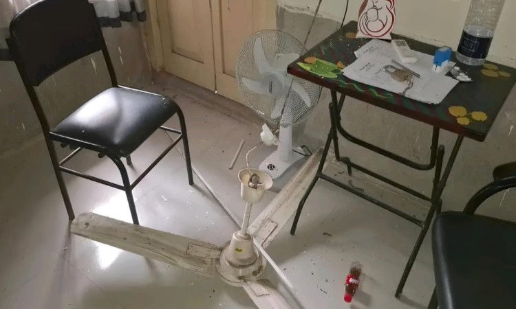 রায়পুর উপজেলা স্বাস্থ্য কমপ্লেক্সে চিকিৎসকের ওপর খসে পড়ল ফ্যান!
