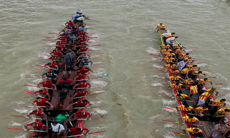 রূপগঞ্জে শীতলক্ষ্যায় নৌকা বাইচ: বিজয়ী 'মামা-ভাগিনা' নৌকা
