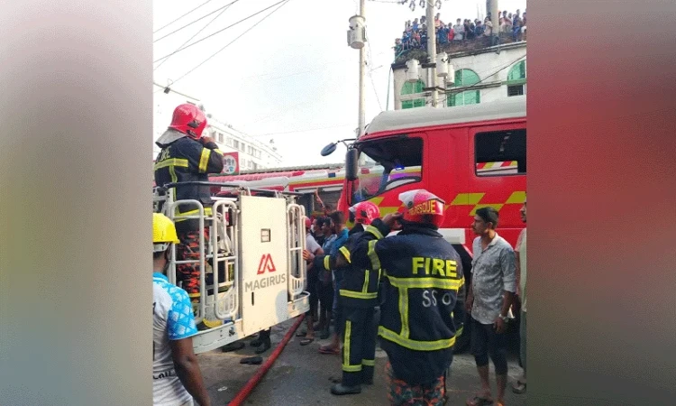 গাজীপুরে পোশাক কারখানায় আগুন, ধোঁয়ায় অসুস্থ ৭০ জন উদ্ধার