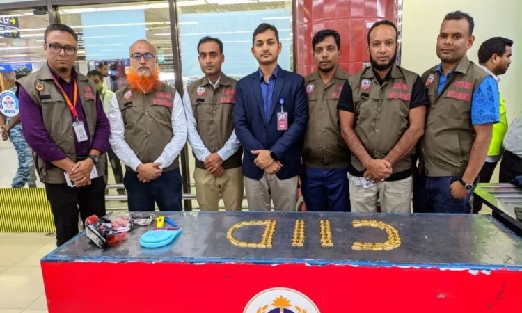 দুই বিমানকর্মীর জুতায় মিলল ৯ কেজি স্বর্ণ, আটক একাধিক