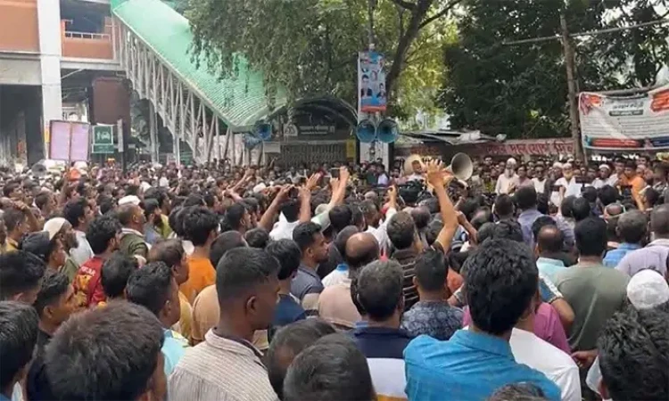 প্রেস ক্লাবের সামনে অটোরিকশা চালকদের বিক্ষোভ