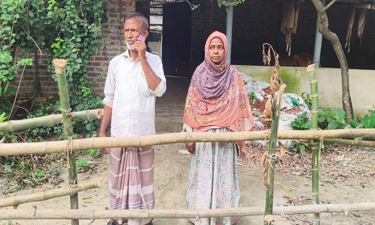 বাড়ির সামনে বেড়া দিয়ে চলাচলে বাধা দেওয়ার অভিযোগ
