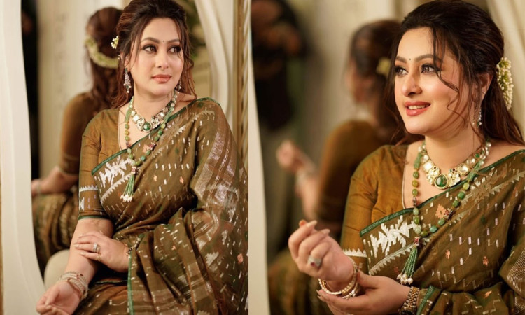 ঐতিহ্যবাহী জামদানি ও খোঁপায় ফুলে মায়াবী রূপে ধরা দিলেন পূর্ণিমা