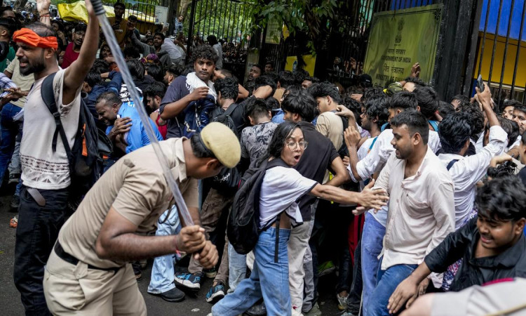 উত্তপ্ত দিল্লিতে ‘কালো জরুরি অবস্থা’ জারির অভিযোগ বিরোধীদের