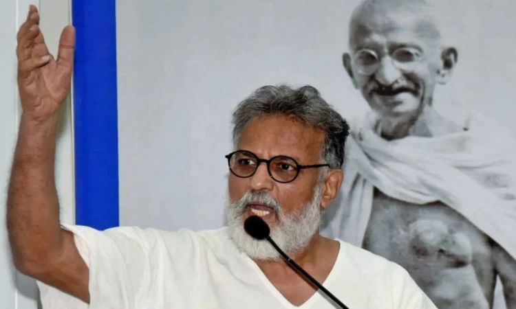 আন্দোলনস্থলে যাওয়ার পথে মহাত্মা গান্ধীর নাতির ছেলে তুষার গান্ধী আটক