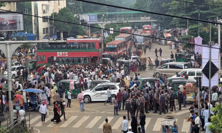 প্রশ্নফাঁসে পরীক্ষা স্থগিতের ধাক্কা: ক্ষোভে উত্তাল রাজপথ, পরীক্ষার্থীদের তিন দফা