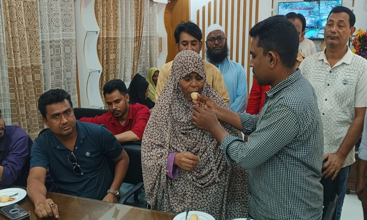 মাকে আর দূরে যেতে দেব না: ভুল বুঝতে পেরে অনুতপ্ত গ্রাম পুলিশ সাগর