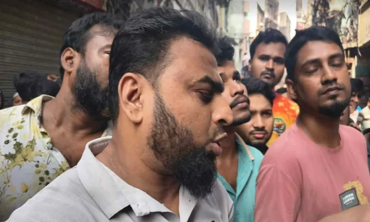 চকবাজারে মনসুর খান প্লাজায় ভয়াবহ আগুন, সর্বস্ব হারানোর শঙ্কায় ব্যবসায়ীরা