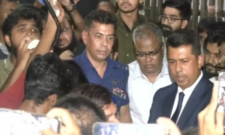 না ফেরার শর্তে কড়া পুলিশি পাহারায় চুয়েট ছাড়লেন ভিসি