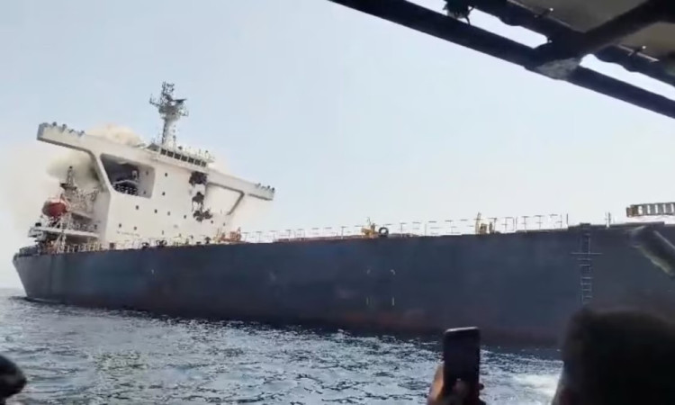 ২৪ ঘণ্টার ব্যবধানে ডুবল দুটি বাণিজ্যিক জাহাজ