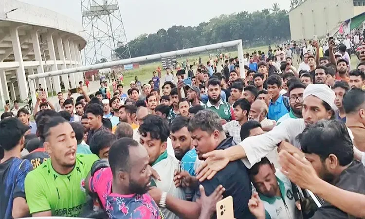 নাইজেরিয়ান ফুটবলারকে মারধর