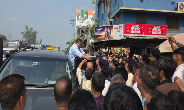 শত ব্যস্ততার মাঝেও সাধারণ মানুষের দুয়ারে প্রতিমন্ত্রী মীর শাহে আলম