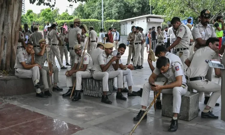 সেন্ট্রাল পার্কে পতাকা উত্তোলন রুখতে দিল্লিতে হাজার হাজার পুলিশ