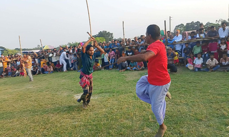 বাদ্যের তালে লাঠির কসরত: দেবগ্রামের মাঠ মাতাল রাজবাড়ীর লাঠিয়ালেরা