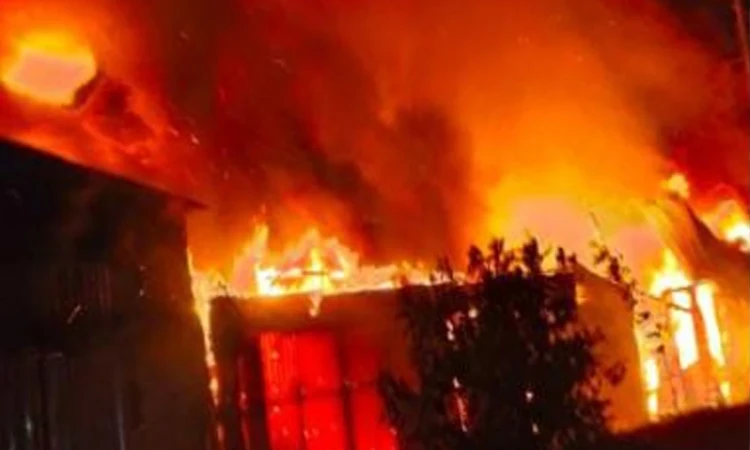 নারায়ণগঞ্জের বন্দরে পাটের গুদামে ভয়াবহ আগুন, ১৪ ঘর ভস্মীভূত