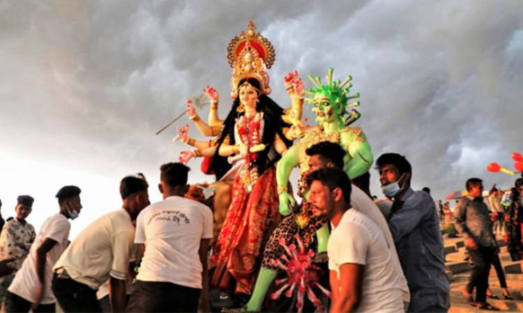 কৈলাসে ফিরছেন দেবী দুর্গা, বিসর্জনের সুরে ভারাক্রান্ত মণ্ডপ