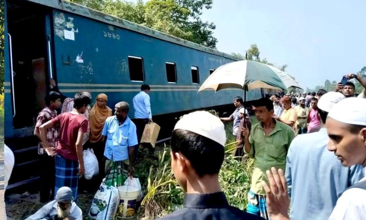 লাকসামে ট্রেনের বগি লাইনচ্যুত: ঢাকা-চট্টগ্রাম প্রধান রেল রুট বন্ধ