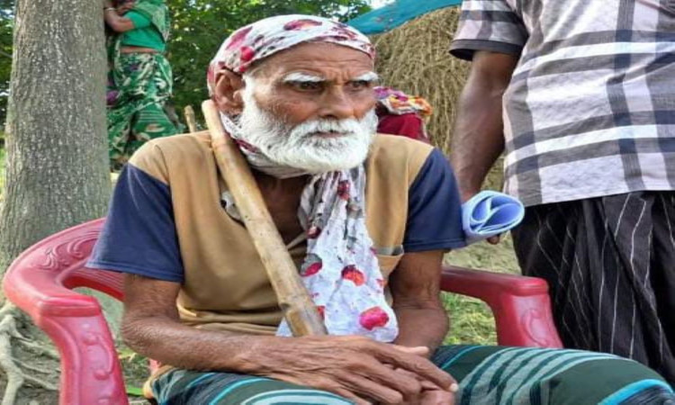 বয়স্কভাতার কথা বলে প্রতিবন্ধী বৃদ্ধের জমি লিখে নেওয়ার অভিযোগ