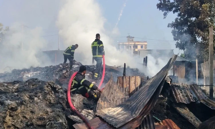 শ্রীপুরে মধ্যরাতে অগ্নিকাণ্ডে মসজিদ ও দোকানপাট ভস্মীভূত