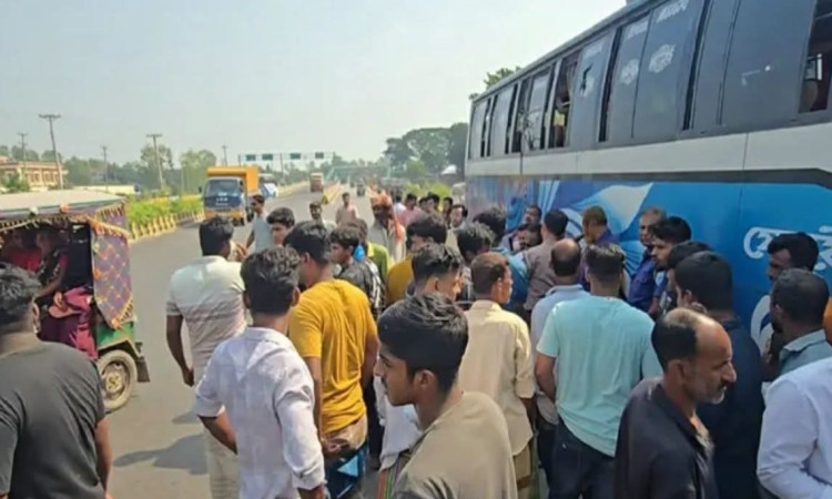 মানিকগঞ্জে বাসের ধাক্কায় একই পরিবারের ২ জন নিহত
