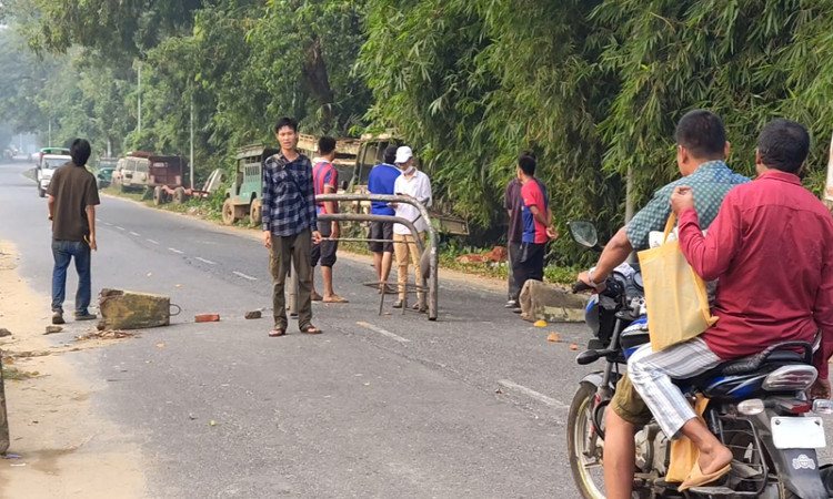 সাজেকে সংঘর্ষের প্রতিবাদে অবরুদ্ধ খাগড়াছড়ি, দুর্ভোগে শত শত যাত্রী