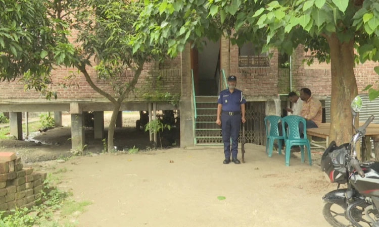 পাবনায় ২০ বছর ধরে স্বাস্থ্যকেন্দ্রে পুলিশ ফাঁড়ি