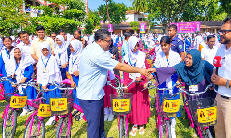 বগুড়ায় জাইমা রহমানের জন্মদিনে ৫৪৮ ছাত্রীকে বাইসাইকেল প্রদান