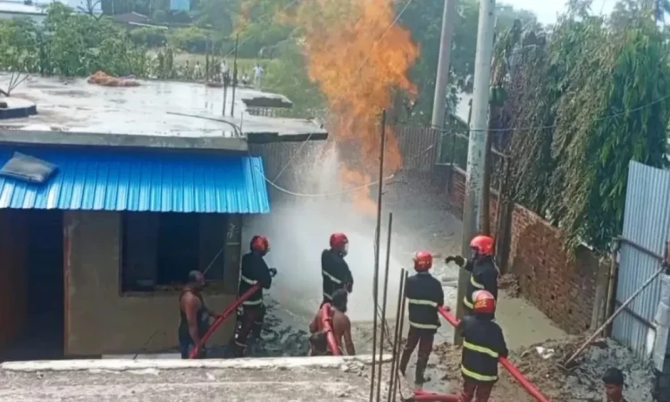 ইনানীতে মাটি ফুঁড়ে বের হচ্ছে গ্যাস ও আগুন, এলাকায় তীব্র আতঙ্ক