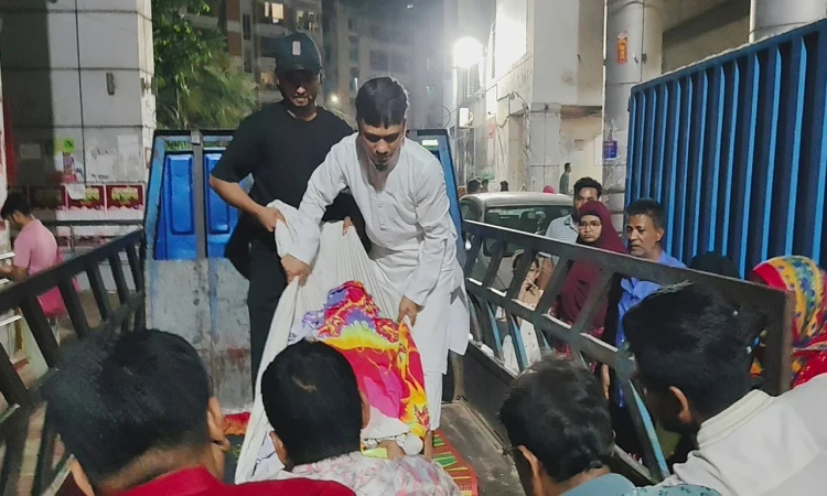 পার্কিংয়ের দাবিতে ঢামেকে অ্যাম্বুলেন্স বন্ধ, চরম দুর্ভোগে সাধারণ মানুষ