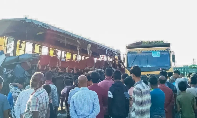 রংপুরে দাঁড়িয়ে থাকা ডাম্প ট্রাকে বাসের ধাক্কা, নিহত বেড়ে ৪
