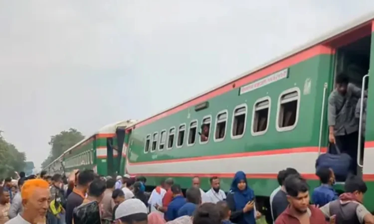 মির্জাপুরে ট্রেনের বগি লাইনচ্যুত, বিভিন্ন স্টেশনে আটকা একাধিক ট্রেন