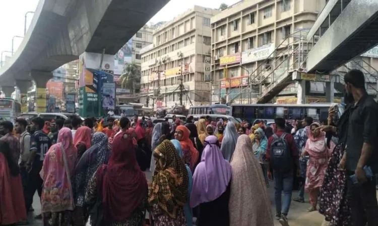 মিরপুর-১০ গোলচত্বরে পোশাক শ্রমিকদের বিক্ষোভ