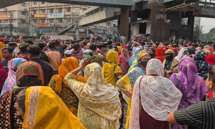 ৩০ হাজার টাকা বেতনের দাবিতে মিরপুরে পোশাক শ্রমিকদের সড়ক অবরোধ